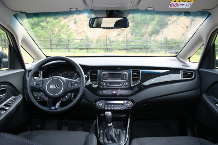 Újabb jól célzott gyomros a Kiától 14 | Vezess Ínyenc családosok - merthogy vannak ilyenek - barna műszerfallal is rendelhetik. Sajnos a beltér anyagminősége eléggé változatos, de ahhoz kétség sem fér, hogy sokkal jobb, mint az elődé