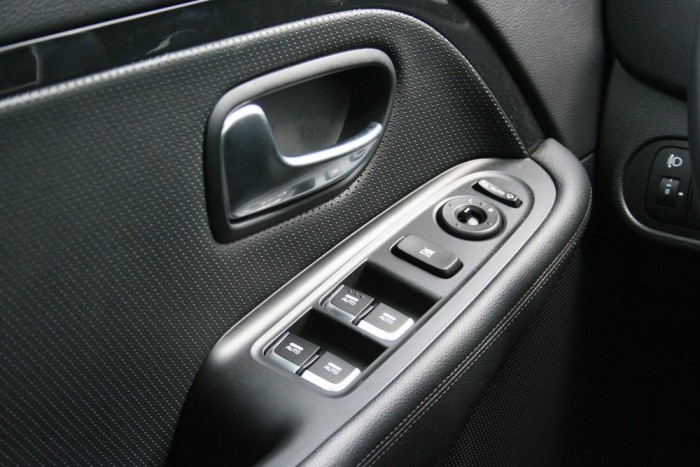 Újabb jól célzott gyomros a Kiától 18 | Vezess Ez a lyukacsos bőr pl. szép, de a műszerfal porgyűjtő ál-zongoralakkját ki kéne már végleg hajítani