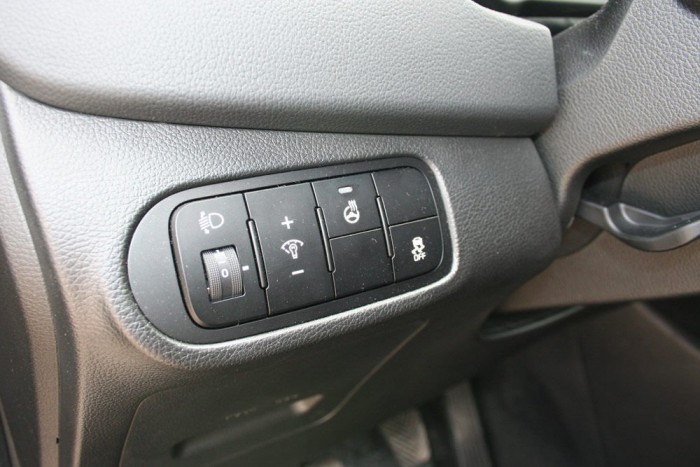 Újabb jól célzott gyomros a Kiától 19 | Vezess Jó kis télicsomag volt a tesztautóban kormány-, és hátsó ülés fűtéssel. Rendelhető beparkoló-rendszer, amit a kívülről jól mutató forma (=rossz kilátás) és a méret miatt sokan megszerethetnek