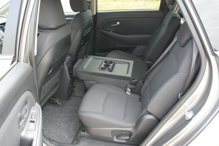 Újabb jól célzott gyomros a Kiától 21 | Vezess Különálló ülések, amelyek előre-hátra tologathatók, háttámlájuk vízszintesbe dönthető. Uras a lábtér