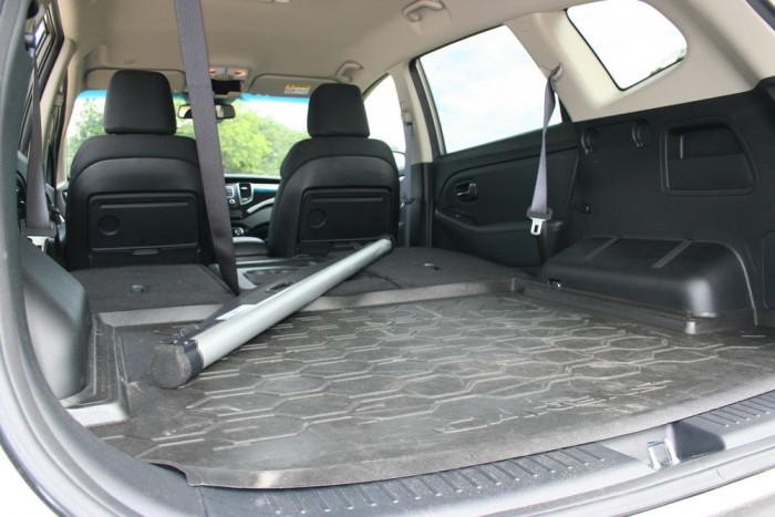 Újabb jól célzott gyomros a Kiától 22 | Vezess Így 1640 liter a csomagtér, öt üléssel 492, míg héttel már csak jelképes, 103 liter. Amennyiben a jobb első ülés háttámláját előre csapjuk, 2 méter 15 centis tárgyak is beférnek. Az üléseket nem lehet kivenni, de nem is kell, hiszen így is sík a padló és hatalmas a tér - viszont kisebb, mint a konkurenseknél. Az ötüléses Zafira csomagtartója 710, míg a Grand Scenicé 785 liter, mindkét egyterű hosszabb a Carensnél