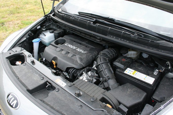 Újabb jól célzott gyomros a Kiától 23 | Vezess Szeretem ezt a 136 lovas motort, de a váltó áttételezése nem az igazi, mert kissé hosszú az egyes. Budapest belvárosában sajnos nem ment 9 liter alá a fogyasztása, vidéken viszont öttel is elgurult