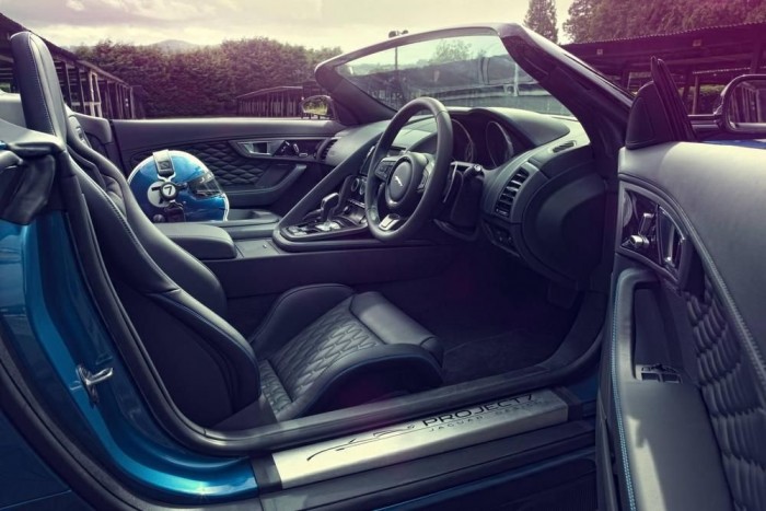 Együléses versenyautó a Jaguartól 6