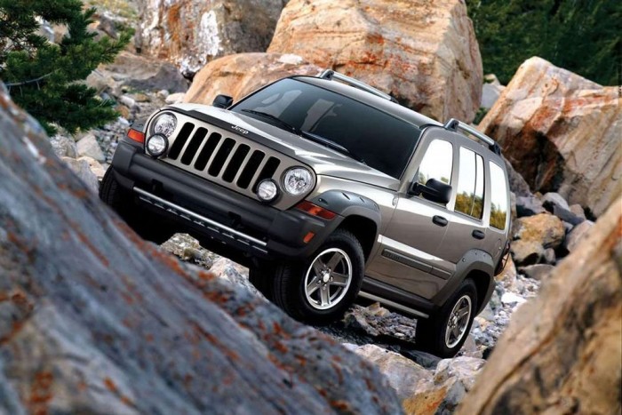 Top 10 Visszahívások: német és japán márka az élen 11 2. Chrysler, 314 százalék. Összesen 2,8 millió visszahívott autóval a Chrysler háromszor annyi autót rendelt a márkaszervizekben javításra, amennyit idén január és június között eladott. Az ok: tűzveszély ráfutásos balesetnél és váltóhiba