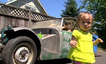 Mobillal játszott, autót vett az egyéves kislány