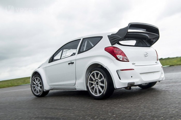 Világbajnok teszteli a Hyundai raliautóját 7