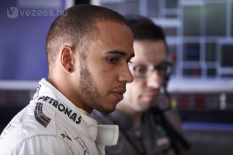 F1: Hamilton a zenélésbe menekül