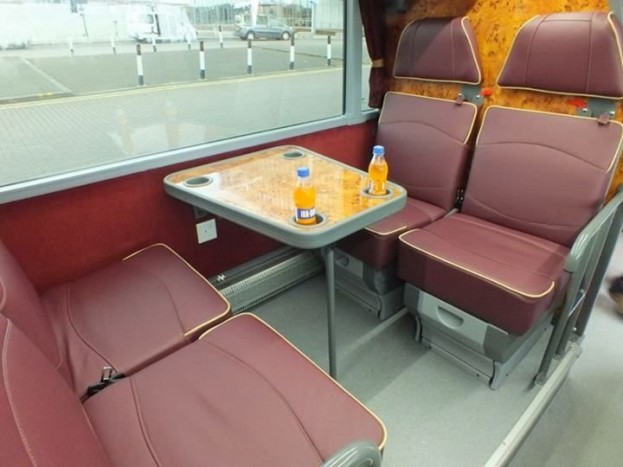 Az ülések között kihajtható asztalok találhatók