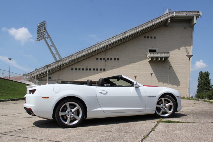 483,6 centi hosszú, 191,8 széles és 137,6 magas. A tengelytávja 285,2

