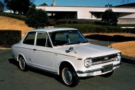 1966 óta gyártja a Toyota, a Corolla első négy generációja hátsókerék-hajtású volt