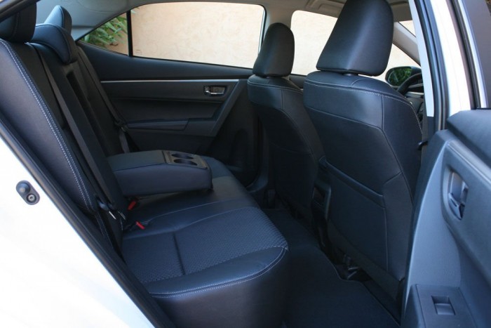 Új Corolla – Jobb a Golfnál? 12 | Vezess Közepes a fejtér, de a lábaknak ejtőzősen bő hely jut