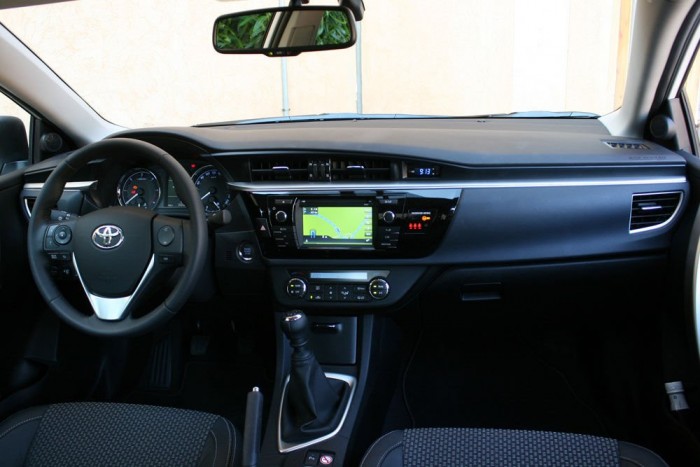 Új Corolla – Jobb a Golfnál? 10 | Vezess Jó a minőségérzet a bemutatóra elhozott csúcsmodellekben