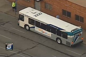 Benzinnel locsolta le utastársait