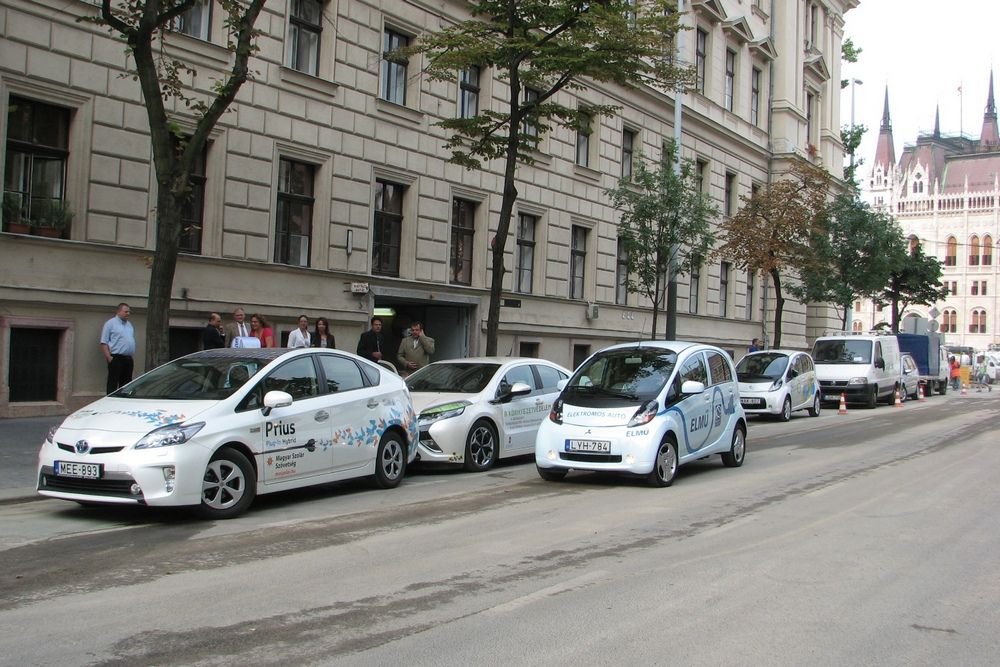 Átmenetileg ugrott vagy húsz évet a jövőbe az Alkotmány utca; e sorok szerzője is a Citroën elektromos kocsijával érkezett, be is komponálták a szervezők az eseménybe