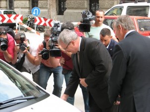 Elektromosautó-töltőt adott át a miniszter