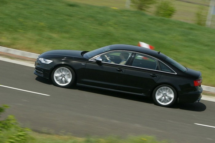 Audi S6 – Technikai K.O. 3 40:60 arányú az erőeloszlás a tengelyek között. A tesztautó a sport differenciálművel hátul oldalanként is változtatja az arányt, hogy agilisabb legyen