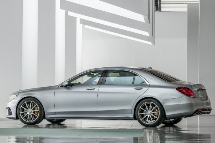 Nyújtott luxuslimuzin 585 lóerővel 6