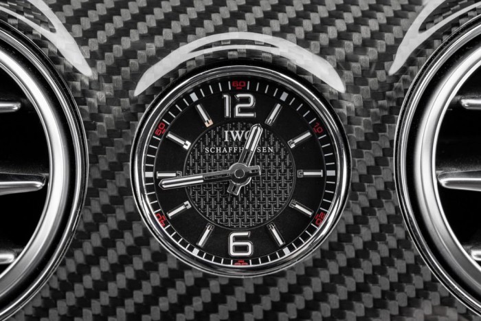 Nyújtott luxuslimuzin 585 lóerővel 9