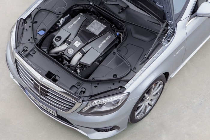 Nyújtott luxuslimuzin 585 lóerővel 7