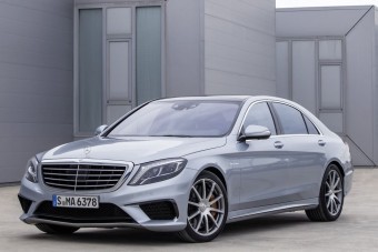 Nyújtott luxuslimuzin 585 lóerővel