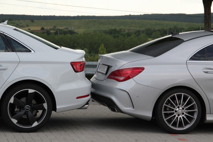 Exkluzív: magyar Mercedes vagy magyar Audi? 5 Mindkét autó fronthajtású, mindkettő szégyellheti is magát miatt. A Merci azért kicsit rájátszik optikailag a prémiummárkákra jellemző hátsókeres fílingre