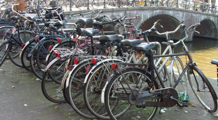 2-3. Hollandia, 511 Ft/liter. Hollandia az EU legtehetősebb államai közé tartozik, polgárai így a biciklizés mellett fejlett technikával is védekezni tudnak a méregdrága benzin ellen. A csatornákkal és gátakkal szabdalt országban kiemelkedő a hibridek és az elektromos autók részaránya