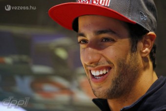 F1: Ricciardóra kíváncsi a Red Bull-főnök