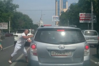 Mr. Izomagy ököllel ment az autónak