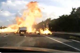 Kamion borította lángba az autópályát