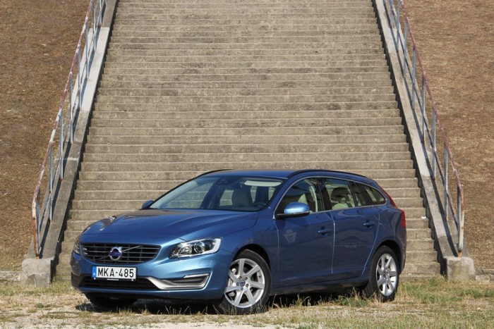 M-es Volvo? AMG-s V60? 6 | Vezess Tavaly 122 darab S60 kelt el itthon, miközben a V60-as kombiból 110 darab