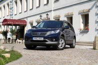 Kisebb, takarékosabb 1,6 literes dízelmotorral és tiszta üzemmel próbál elvegyülni a Honda CR-V a kisméretű szabadidő-autók között