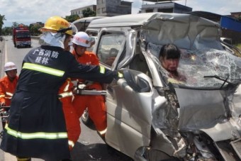 Átdugta a fejét a szélvédőn