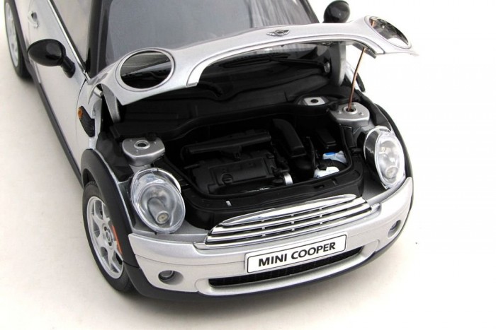 Nem túl elegáns a gémkapocs kitámasztókar, de sajnos szükség van rá. A motortér akár tökéletes is lehetne, ha nem maradtak volna le róla a matricák