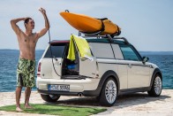 MINI Clubvan Camper - A padló alatti víztartályból zuhanyozni is tudunk, a tetőcsomagtartó alatt napelemek segítik a segédrendszerek áramellátását.