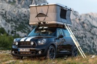 MINI Countryman ALL4 Camp - Kétszemélyes sátor a tetőcsomagtartón. Az összkerekes Countrymanre tervezték, de akár a Minire is feldobható, legfeljebb hülyén néz ki