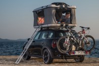 MINI Countryman ALL4 Camp - Felhajtható oldalfalak, masszív fémlétra, és kerékpárszállító arra az esetre, ha gyorsan menni kellene valahová, de még nincs összecsukva a sátor