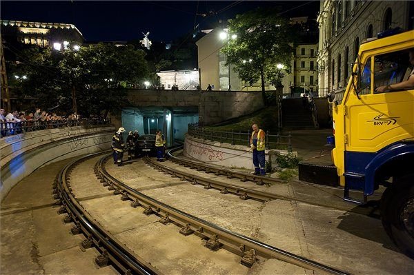 A nap képe: alagútba szorult autó Budapesten 4