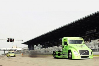 Legyorsul egy Porschét a hibrid kamion