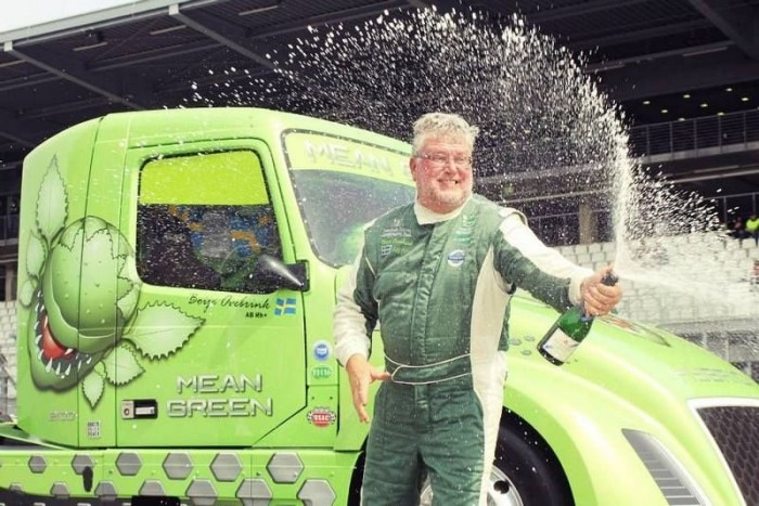 Legyorsul egy Porschét a hibrid kamion 3 | Vezess Boike Ovebrink