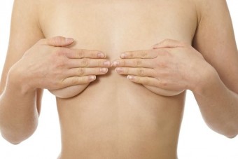 Meztelenre vetkőzött a rendőröknek a lány