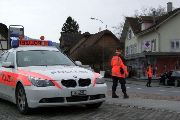 Meztelenre vetkőzött a rendőröknek a lány 3