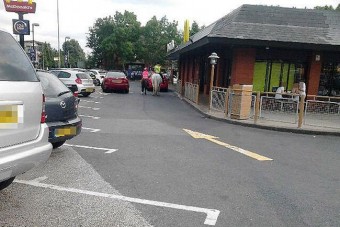 Autó helyett lóval rendelt a gyorsétteremben