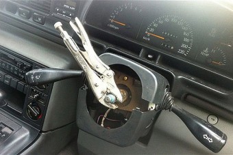 Bedrogozva, a kormány helyett fogóval vezetett