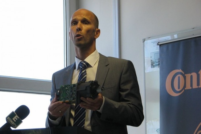 Új autóipari gyártósorok Budapesten 6 | Vezess A Steering (kormányzás) gyáregység igazgatója kezében az egybeépített villanymotoros és vezérlőelektronikás elektromos kormányszervo