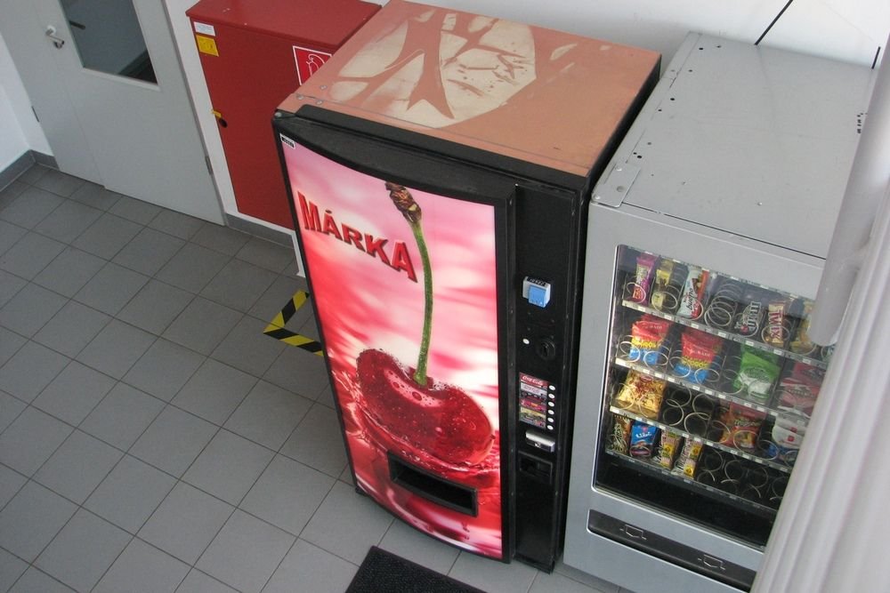 Itta már ma? A Continental Napmátka utcai gyárában valamiért nem Coca-Cola automata dobja meg a dolgozók vércukrát, ha kell