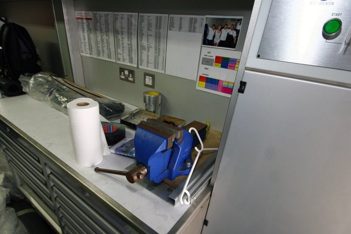 A falon a családi fotó mellett komoly leltár is segít eligazodni, hogy mit melyik fiókban is kell keresni. A szexi női fehérneműket rejtő részt nem találtuk sehol. 