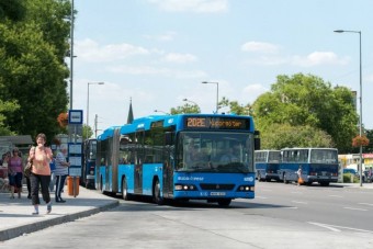 Táblákkal segítik a buszközlekedést