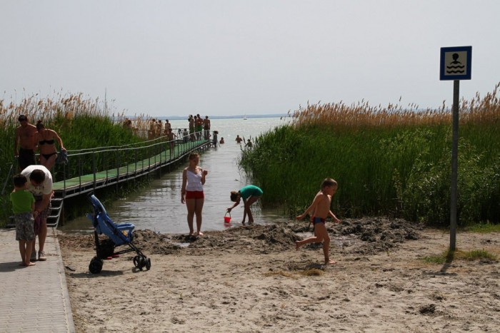 Balaton. Ha mindenképpen drága és zsúfolt helyre vágyunk, ahol a büfések is jó eséllyel lehúznak, akkor kereshetünk valami puccos balatoni programot is magunknak. Tiszta Hungaroring, csak itt legalább lehet vízibiciklizni is. A szabad-strandokon vigyázzunk, mert előfordulhat, hogy a szimpatikus önkormányzat megszórta parkolóautomatákkal a környéket. Hogy mégse ússzuk meg ingyen a pancsolást.
