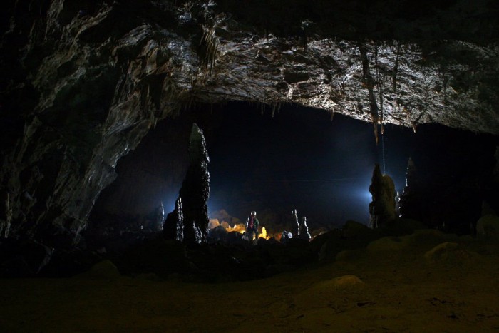 Menjünk Barlangba! Erősen elfogult vagyok a barlangokkal kapcsolatban, de ebben a dögletes meleg időben különösen kellemes hely egy barlang állandó, 10-14 fokos hőmérsékletű termeiben bolyongani. Budapest alatt számos, akár utcai ruhában is kényelmesen látogatható barlang található, de mehetünk koszosabb, nehezebben járható helyekre is, de vidéken is rengeteg szép hely van, ami különösebb tapasztalat nélkül is bejárható.