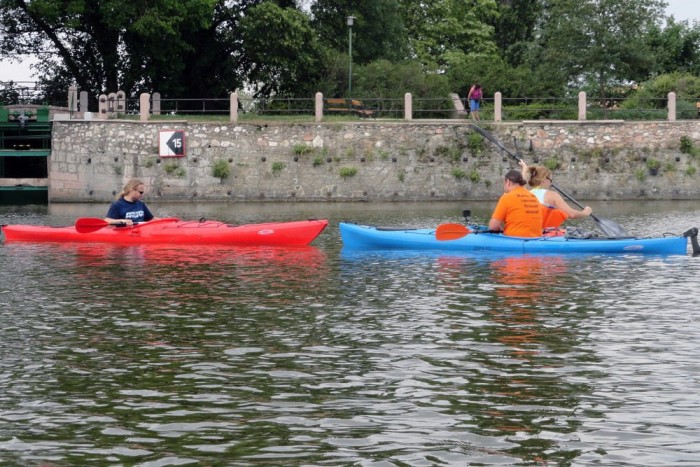 Menjünk evezni! Akár a Duna valamelyik csendesebb szakaszán, vagy valamelyik erre alkalmas kisebb folyónkon, tavunkon. Akár kajakkal, akár kenuval. Nekünk nagy kedvencünk a Tisza-tó, illetve ott is a nemrég átadott Tisza-tavi Ökocentrum, ahol simán el lehet tölteni akár egy hetet is. Fürdésnél, parton rohangáláskor érdemes odafigyelni a sulyomra, amely sunyi módon kavicsnak néz ki, ellenben ezerszer jobban szúr. 